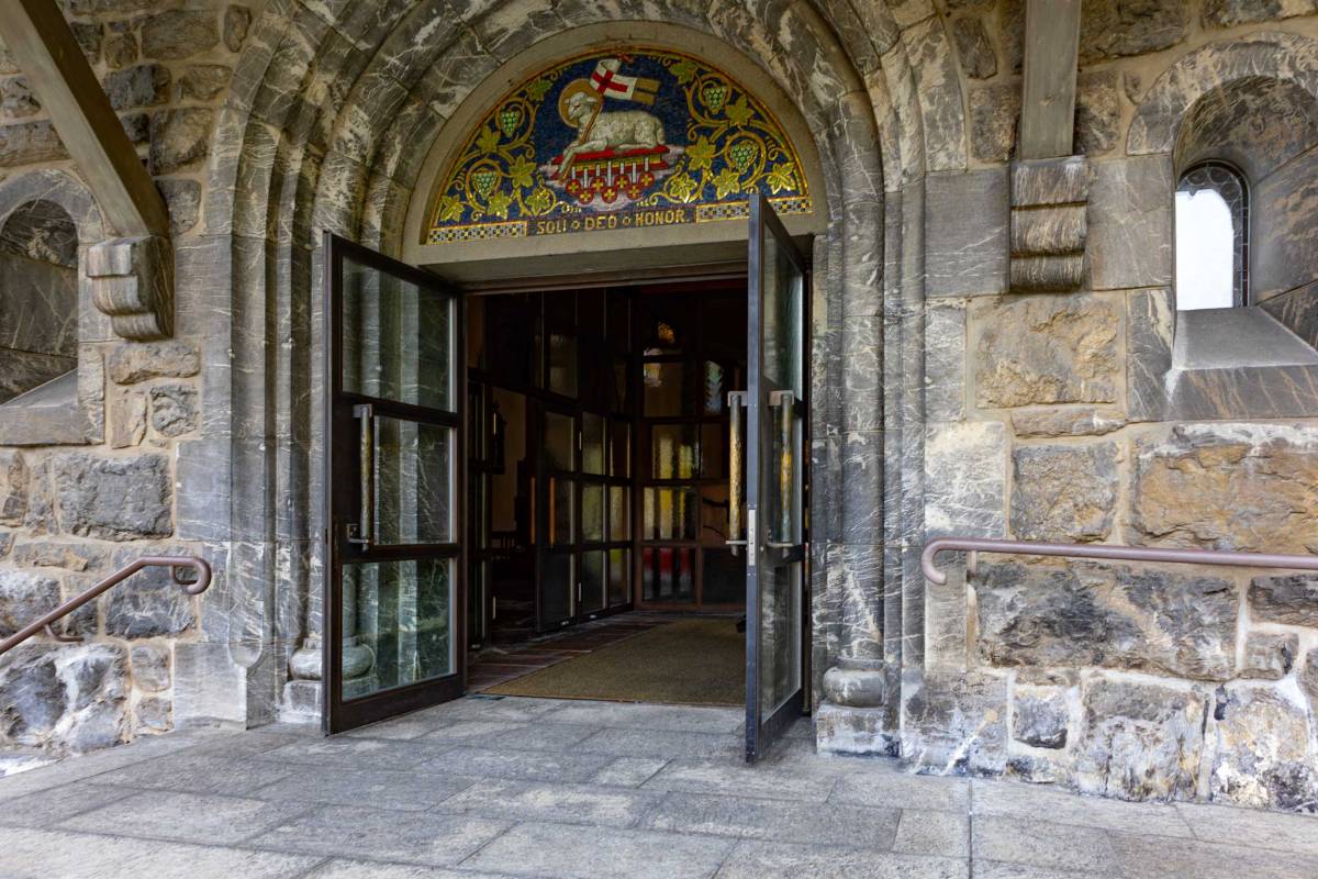 Eingang zur Kirche, geöffnete Türe